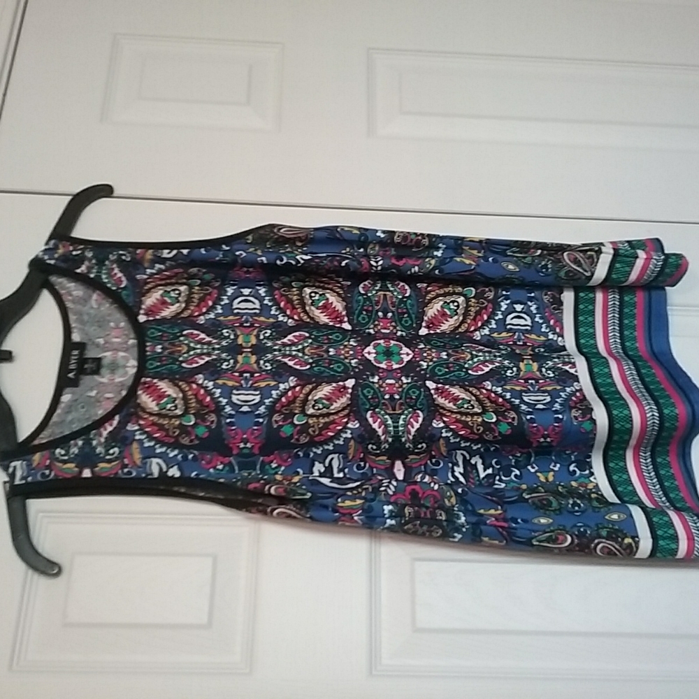 Long top, sleeveless.